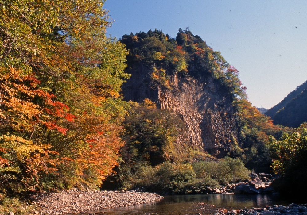 巌立峡。大岩壁の造形と紅葉の眺めは圧巻