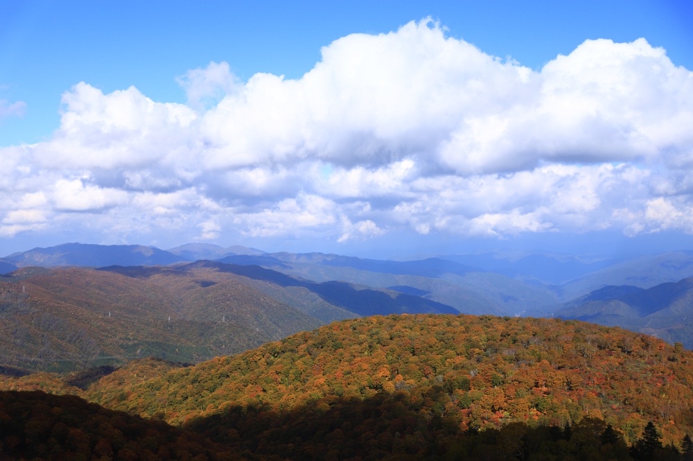 雲と山肌の雄大な対比