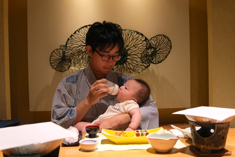 我が子にミルクをあげてからゆっくり夕食