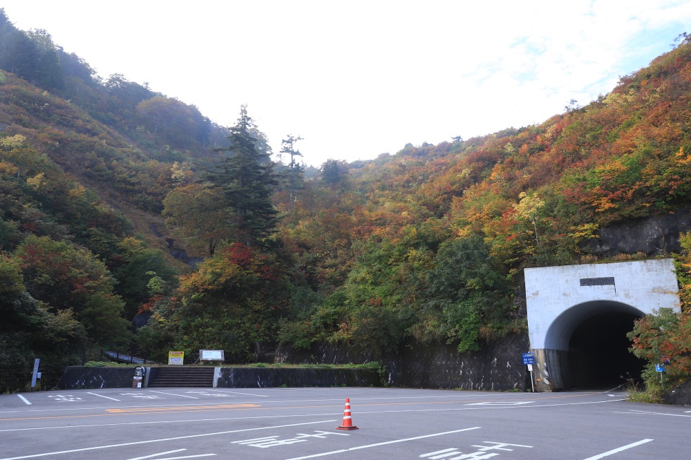 三方岩トンネル（岐阜県側）の脇から登山開始