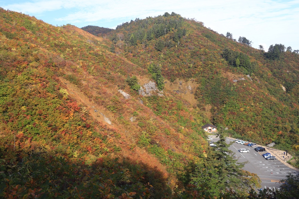 山に抱かれるように佇む三方岩岳駐車場