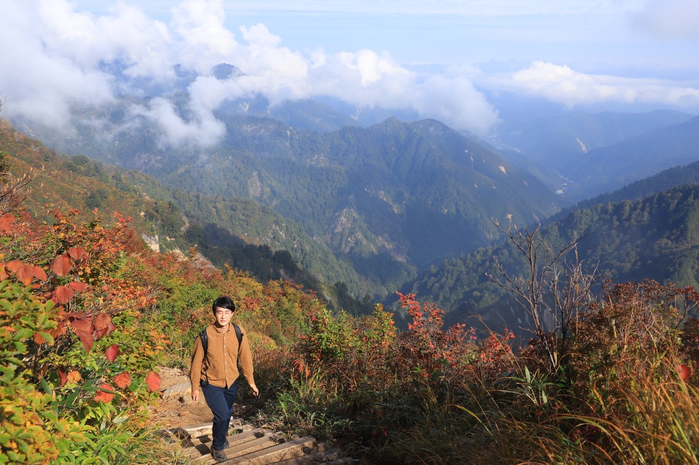 壮大な展望と紅葉を楽しむパノラマ登山道を進む