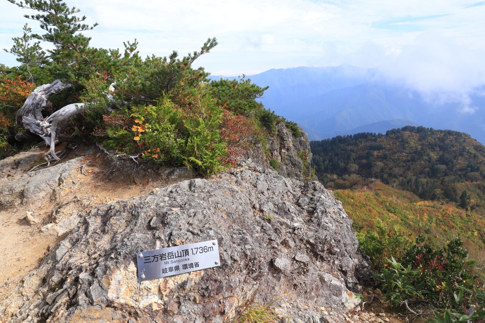 秘境らしい佇まいの岩峰が本当の山頂