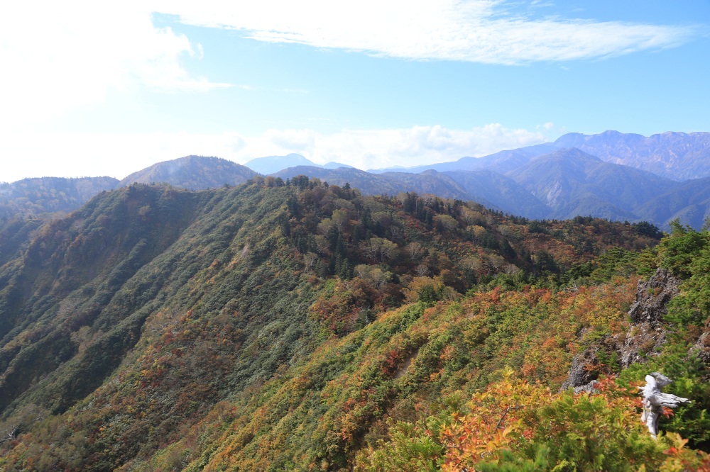 ダイナミックに続く白山北縦走路を一望