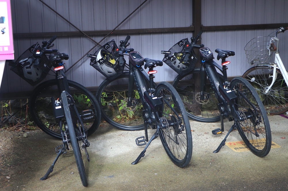 飛騨小坂駅駐輪所にはE-Bikeの無人レンタサイクルも！※こちらは舗装路用です