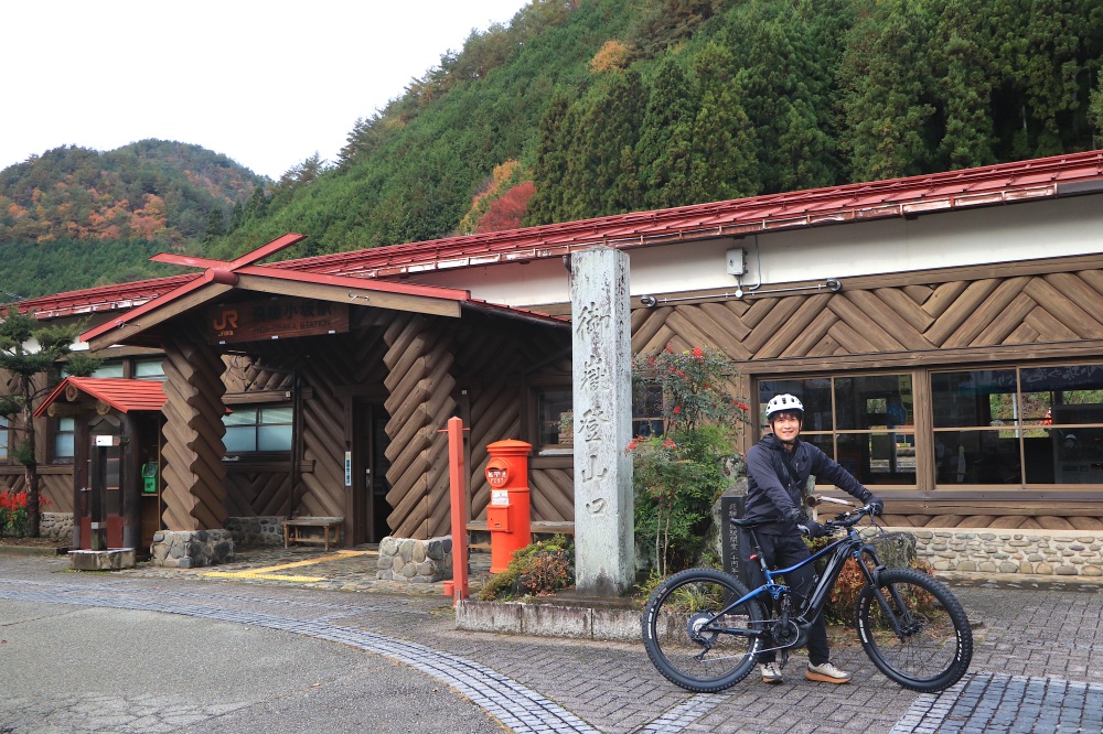 御嶽登山口の石碑がこの場所ならでは（ガイドの飛騨小坂観光協会　曽我隆史様）