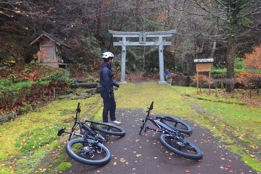 神秘的な雰囲気を放つ一ノ鳥居（ガイドの飛騨小坂観光協会　曽我隆史様）