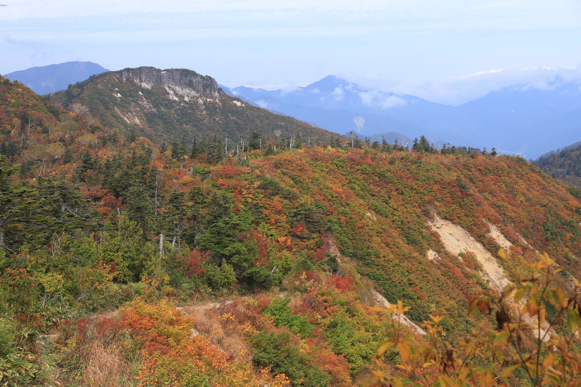 白山の眺望と紅葉の共演！白山白川郷ホワイトロードから行く「三方岩岳」登山