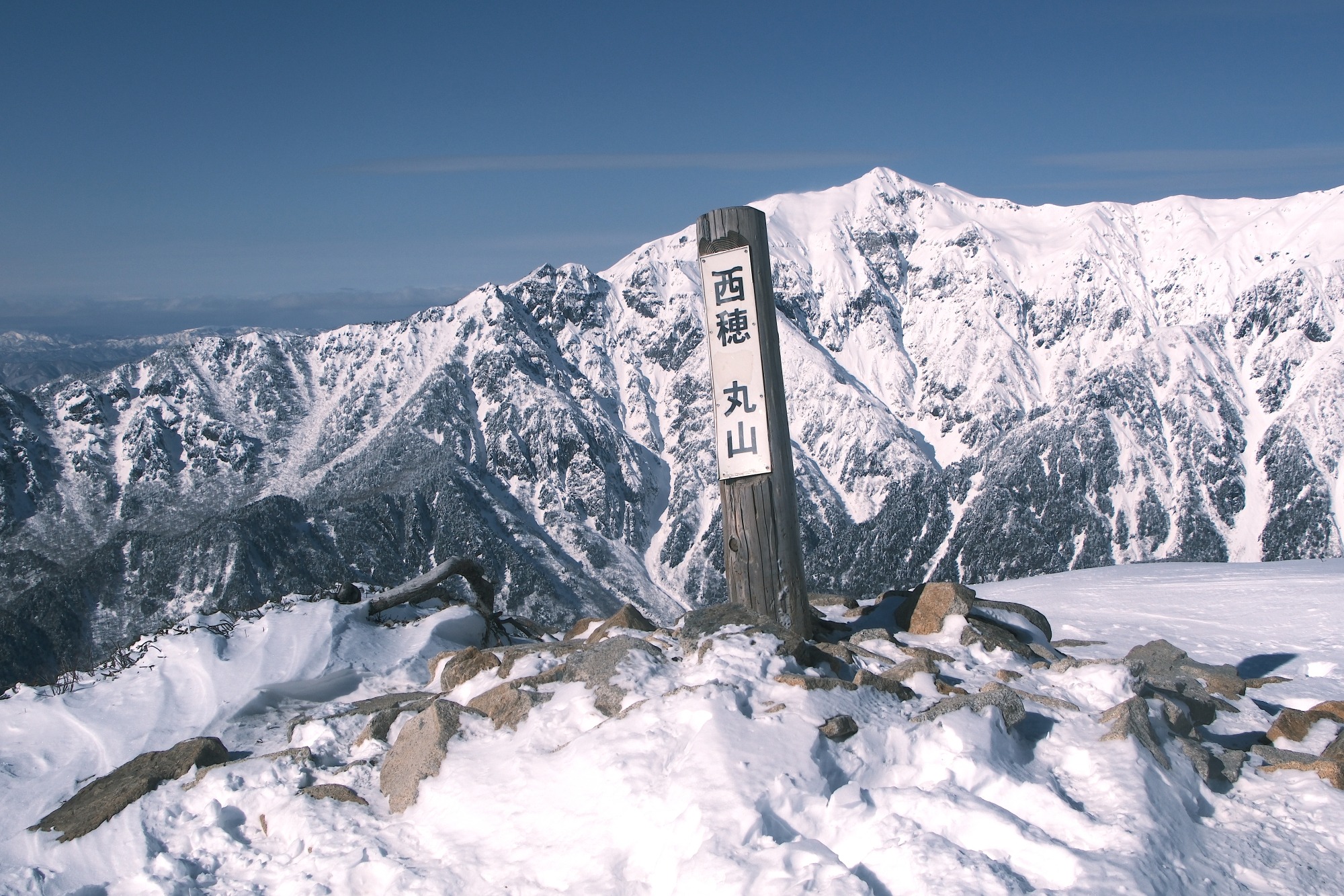 厳冬の西穂丸山を目指して。壮大なアルプスの絶景に出会う冬の日帰り登山