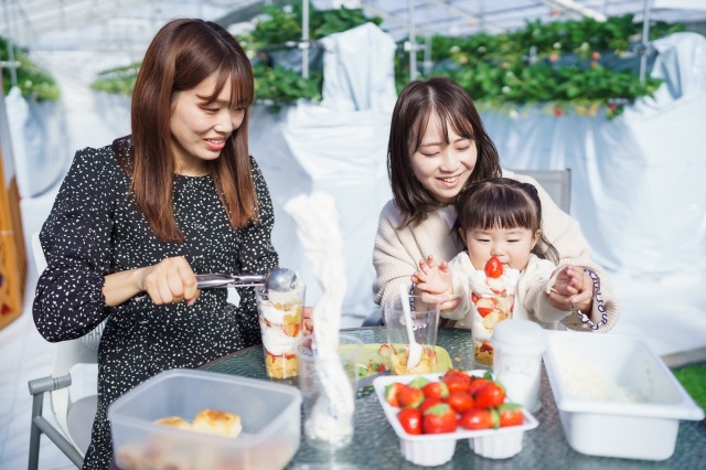 HANANOKA FARM摘みたて苺のご褒美パフェ作り体験