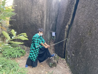 鬼の一刀岩　蓮華岩