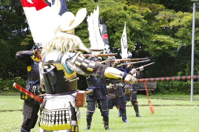 戦国武将の甲冑劇と火縄銃実演 in 飛騨の里